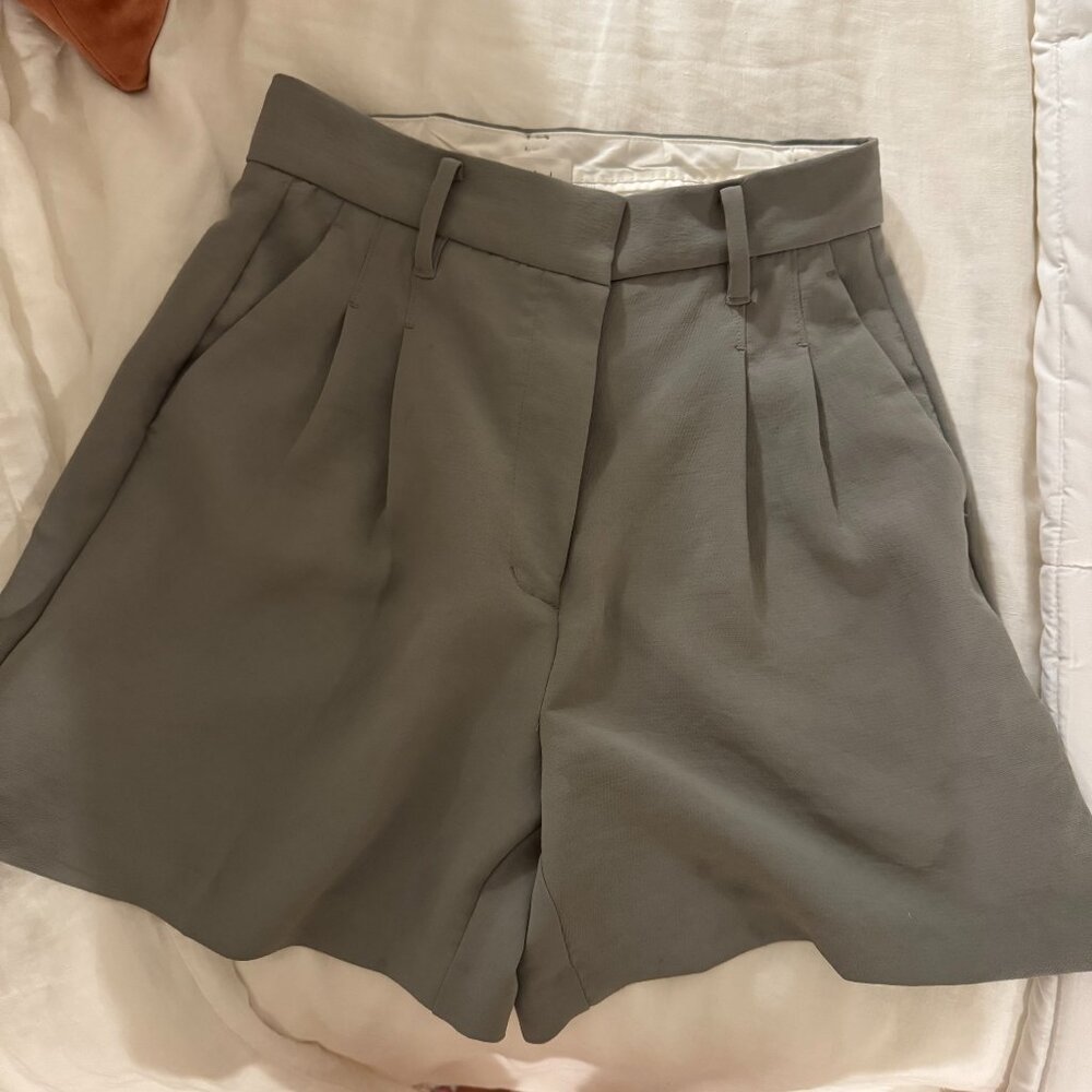 Aritzia The Effortless Short™ Mid-Thigh / Size 6 / Light Green-Grey